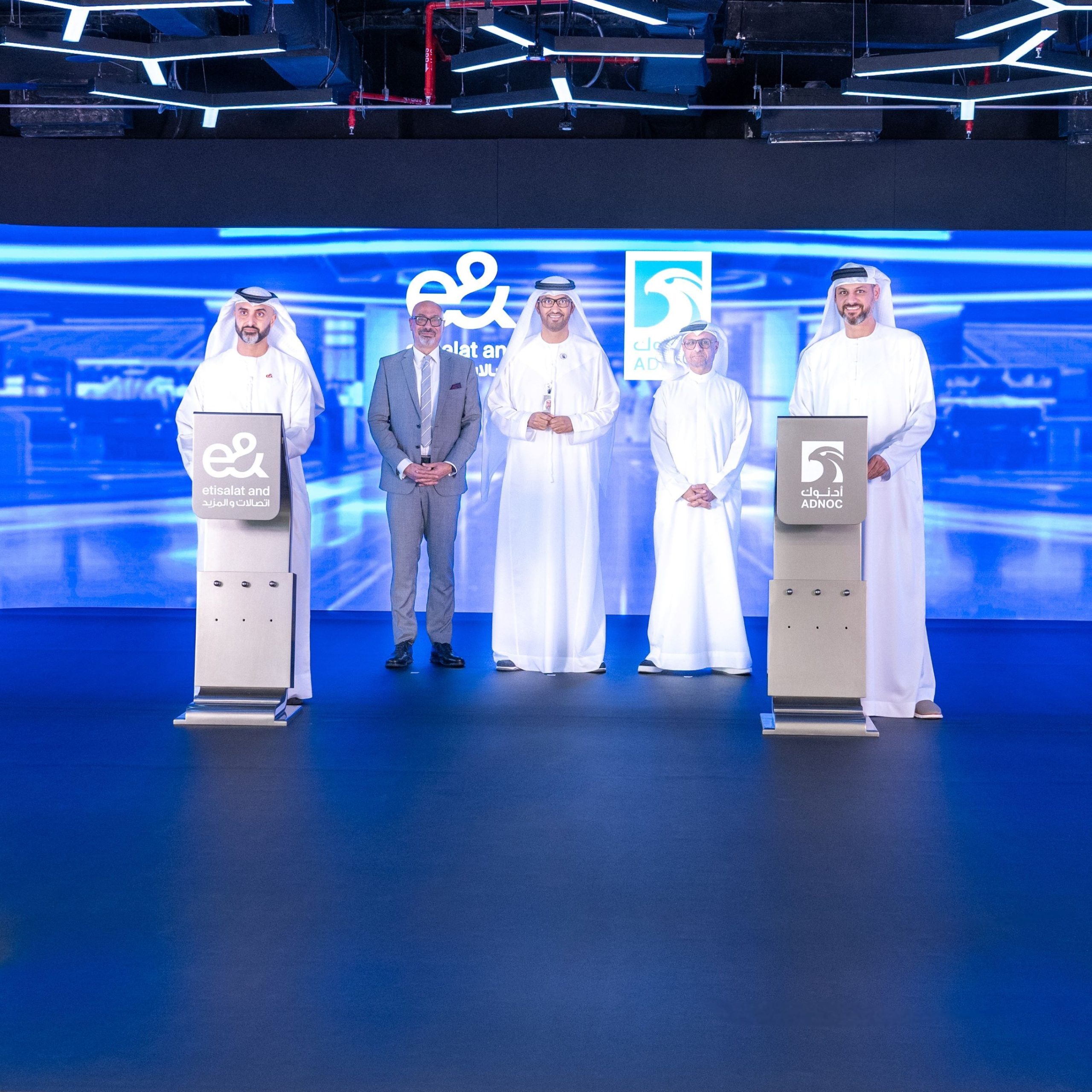 شراكة بين “أدنوك” و”مجموعة إي آند” لبناء أكبر شبكة لاسلكية خاصة من الجيل الخامس في قطاع الطاقة
